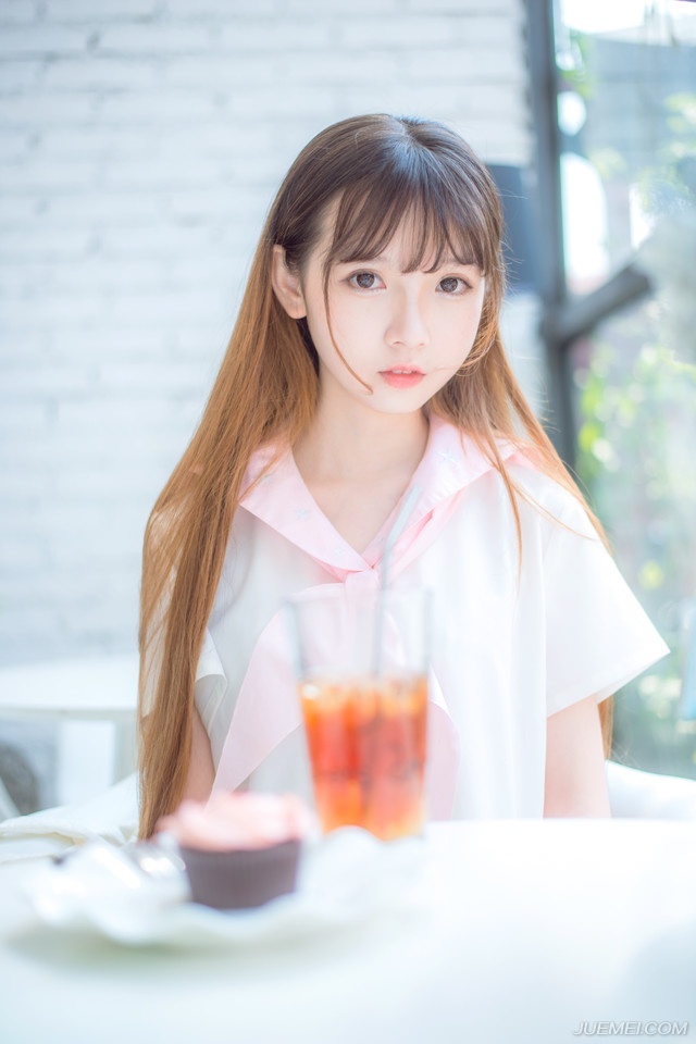 “多谢将军好意。”刘璋点点头，其实也没什么好收拾的，之前收拢的财富他是不能带走的，也只有招呼了家人妻子，便要上路。